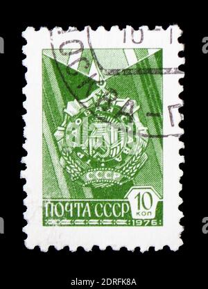 MOSCÚ, RUSIA - 9 DE FEBRERO de 2019: Un sello impreso en la URSS (Rusia) muestra Orden de la Gloria del Trabajo, 1 ª clase, número definitivo no.12 serie, alrededor de 1976 Foto de stock