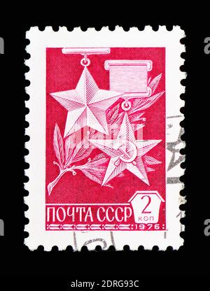MOSCÚ, RUSIA - 10 DE FEBRERO de 2019: Un sello impreso en la Unión Soviética muestra las medallas "Estrella de Oro" y "martillo y hoz", número definitivo no.12, serie, c Foto de stock
