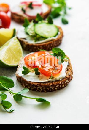 Sandwiches con verduras saludables y micro verduras en un blanco antecedentes Foto de stock