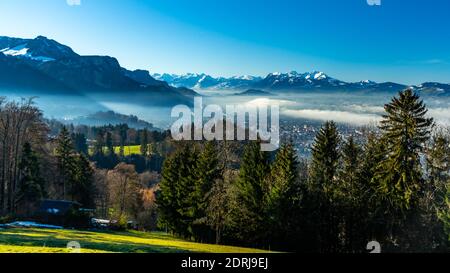 Blick über das vernebelte Rheintal. Sonniger Herbsttag, vista foggy al valle de Rhein con las montañas suizas y Dornbirn. Soleado día otoñal Foto de stock