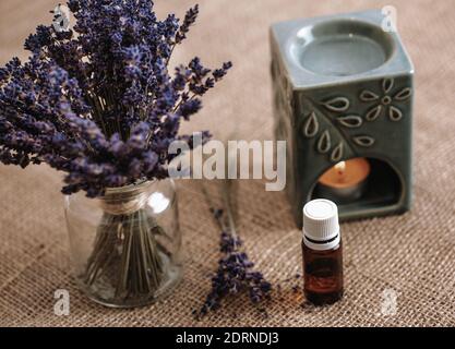 Quemadores de aceites esenciales con velas por debajo del recipiente de  aceite, cerrar Fotografía de stock - Alamy