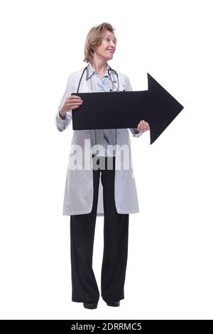 Médico médico de alto nivel amable que señala la dirección con flecha