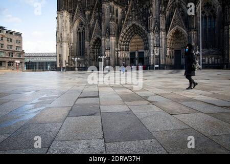 Corona Lockdown, 17 de diciembre. 2020. La plaza casi desierta alrededor de la Catedral de Colonia, generalmente visitada por miles de personas, Colonia, Alemania. Foto de stock