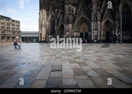 Corona Lockdown, 17 de diciembre. 2020. La plaza casi desierta alrededor de la Catedral de Colonia, generalmente visitada por miles de personas, Colonia, Alemania. Foto de stock