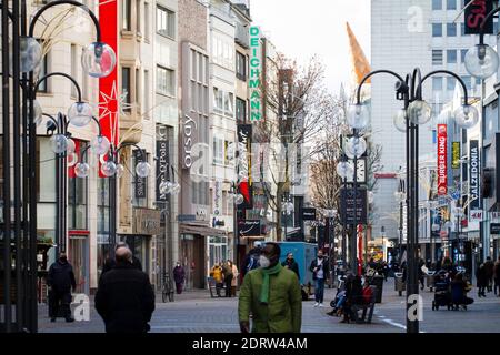 Corona Lockdown, 17 de diciembre. 2020. Sólo unas pocas personas en la calle comercial Schildergasse, generalmente visitado por miles de personas, Colonia, Alemania. Co Foto de stock
