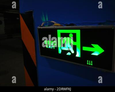 Primer plano de la señal de salida iluminada en la pared