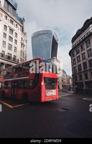 Londres, Reino Unido - Diciembre 2020 : 20 Fenchurch Street en la ciudad de Londres, con autobús rojo en las calles tranquilas Foto de stock