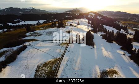 Foto de drones de invierno de los Alpes de Allgaeu con el Gruenten en la retroiluminación del sol Foto de stock