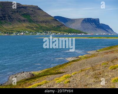 Thingeyri situado en la orilla del fiordo Dyrfjoerdur. El remoto Westfjords (Vestfirdir) en el noroeste de Islandia. Europa, Escandinavia, Islandia
