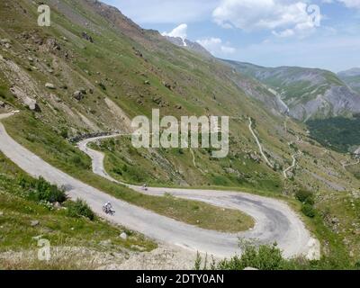 Vista al paisaje con el valle y las montañas de Auvernia en Francia Foto de stock