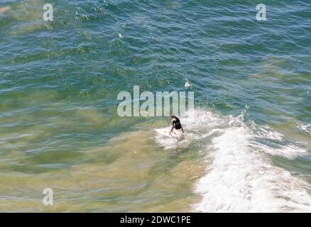 Surfer paseos en las olas en la popular playa de surf Point Addis - Anglesea, Victoria, Australia Foto de stock