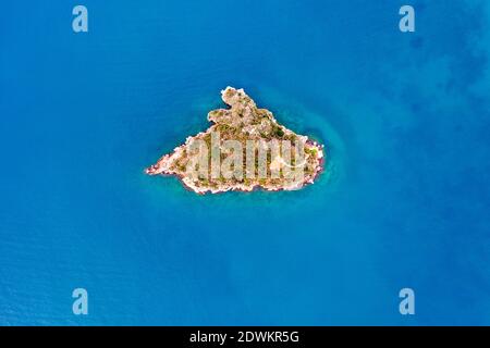 Vista aérea de arriba abajo de la pequeña isla de roca