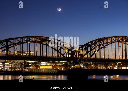 El Suedbruecke, puente ferroviario sobre el río Rin, la luna y los planetas Júpiter y Saturno unos días antes de la 'Gran Conjunción' en 21.12. Foto de stock