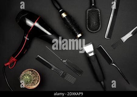 Accesorios de barbería sobre fondo oscuro. Herramientas de peluquería  dispuestas sobre fondo oscuro. Herramientas de barber tienda sobre fondo de  papel negro Fotografía de stock - Alamy