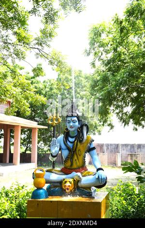 Estatua del señor Shiva y lluvia de fondo Foto de stock