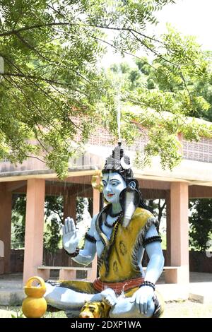 Estatua del señor Shiva y lluvia de fondo Foto de stock