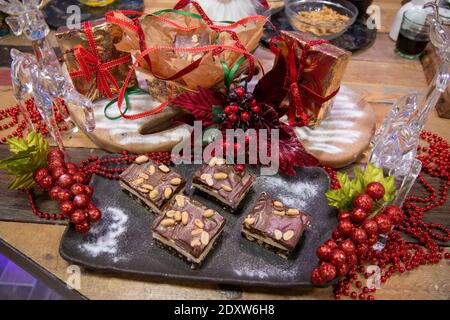 un delicioso trey de bares Salados de cacahuete Nanaimo, sabrosas delicias navideñas Foto de stock