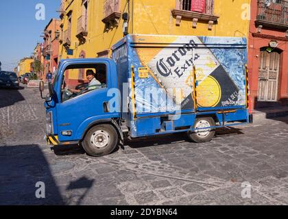 Camión de entrega de cerveza Corona que pasa por el centro de la ciudad de San  Miguel de Allende en México Fotografía de stock - Alamy