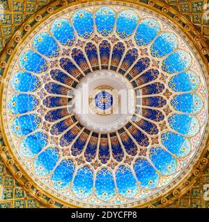 SZEGED, HUNGRÍA - 22 DE MAYO de 2014: Vista sobre la cúpula de la Nueva Sinagoga en Szeged, Hungría Foto de stock