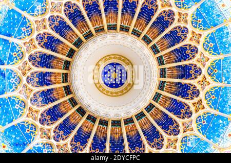 SZEGED, HUNGRÍA - 22 DE MAYO de 2014: Vista sobre la cúpula de la Nueva Sinagoga en Szeged, Hungría Foto de stock