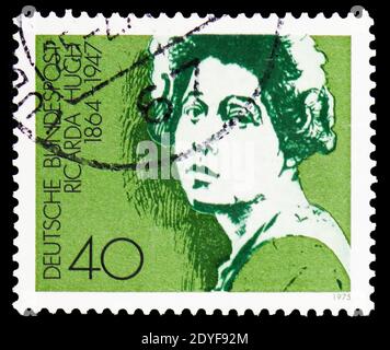 MOSCÚ, RUSIA - 22 DE FEBRERO de 2019: Un sello impreso en Alemania, República Federal muestra Ricarda Huch (1864-1947), mujeres alemanas significativas : Escritores se Foto de stock