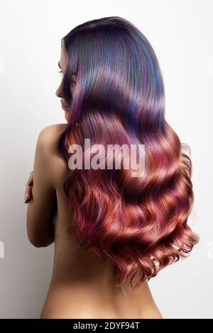 mujer con pelo espeso ondulado y una variedad de tonos de paleta de colores. Colorear en diferentes colores. Ombre