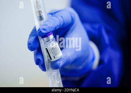 Bucarest, Rumania - 27 de diciembre de 2020: Imagen de profundidad de campo reducida (enfoque selectivo) con detalles de la vacuna Pfizer BioNTech en el hospital Foto de stock