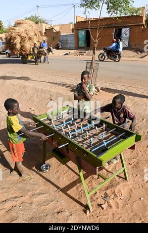 NÍGER, Niamey, Talibé niños, niños pertenecen a una escuela de corán daara, jugar al fútbol de mesa durante su gira mendigar / NÍGER, Niamey, junge Koranschueler einer Koranschule spielen am Fußball Kickertisch waehrend ihres Bettelgles Foto de stock