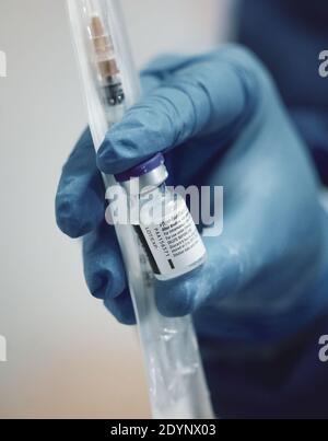Bucarest, Rumania - 27 de diciembre de 2020: Imagen de profundidad de campo reducida (enfoque selectivo) con detalles de la vacuna Pfizer BioNTech en el hospital Foto de stock
