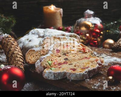 Tradicional stollen de Navidad, galletas y decoraciones de Navidad, postre de pastelería Foto de stock