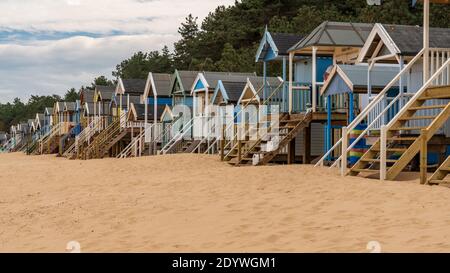 La playa y cabañas de playa en pozos junto al mar, Norfolk, Inglaterra, Reino Unido. Foto de stock