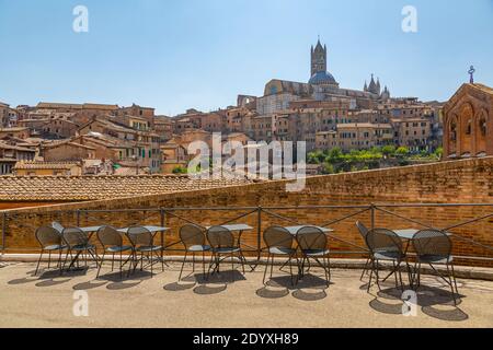 Vista del horizonte de la ciudad incluyendo el Duomo, la Catedral, Siena, Toscana, Italia, Europa