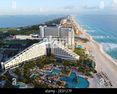 Playa de Cancún y selección de Iberostar Cancún Resort, Seadust Cancun Family Resort vista aérea, Cancún, Quintana Roo QR, México. Foto de stock