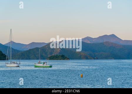 Barcos amarrando en Queen Charlotte Sound en Picton, Nueva Zelanda