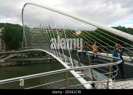 El puente Zubizuri o Puente del campo Volantin, es un puente de arco atado a través del río Nervion.