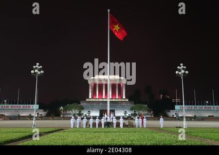 El cambio de guardia en la Tumba de Ho Chi Minh en la noche, Hanoi, Vietnam, Sudeste de Asia Foto de stock
