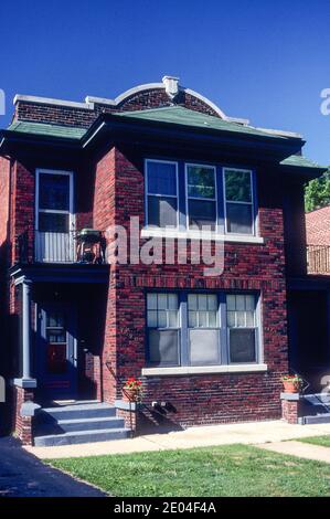 La casa de los años 80 está bien cuidada en un barrio de Missouri, Estados  Unidos Fotografía de stock - Alamy