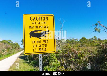Letrero de advertencia de caimanes en el área de Florida Foto de stock