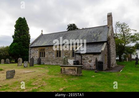 Brynegligwys; Reino Unido: 20 de septiembre de 2020: La iglesia parroquial de Brynegligwys está dedicada a San Tysilio. La iglesia incluye la capilla de Yale que se construye sobre el Foto de stock