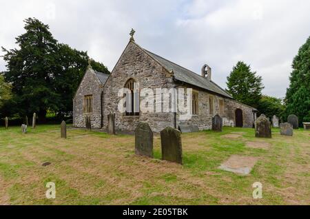 Brynegligwys; Reino Unido: 20 de septiembre de 2020: La iglesia parroquial de Brynegligwys está dedicada a San Tysilio. La iglesia incluye la capilla de Yale que se construye sobre el Foto de stock