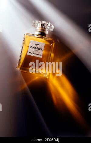 Cada botella del perfume Extrait Chanel no 5, una fragancia traída al  mercado por el diseñador de moda Coco Chanel en 1921, todavía está sellada  herméticamente a mano con una piel dorada.