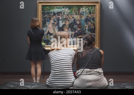 París, Francia - 22 de agosto de 2015: Visitantes del Musee d'Orsay mirando la famosa obra maestra de Renoir 'Bal du moulin de la Galette' Foto de stock