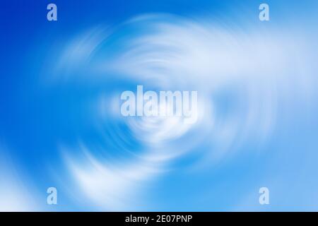 Fondo con efecto de desenfoque radial de espín de azul nublado cielo