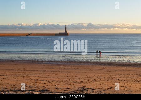 Las personas que toman un monring temprano nadan en el Mar del Norte en Roker Beach, Sunderland, Tyne and Wear, North East England Foto de stock