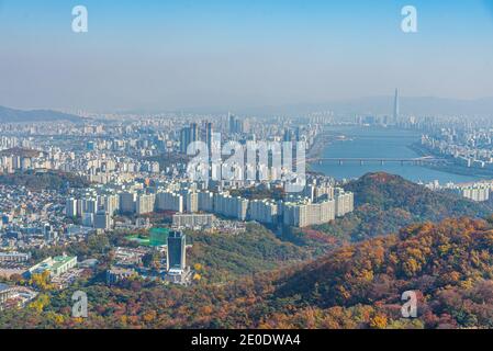 Vista aérea de la torre Lotte a orillas del río han en Seúl, República de Corea