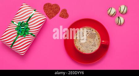 Barra de chocolate, corazón y labios dulces con flor blanca. Día de San  Valentín concepto. Vista desde arriba Fotografía de stock - Alamy