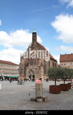 Nurnberg, ALEMANIA : Frauenkirche (iglesia de nuestra Señora) en la Nuernberger Hauptmarkt (plaza central) en la histórica ciudad de Nuremberg.