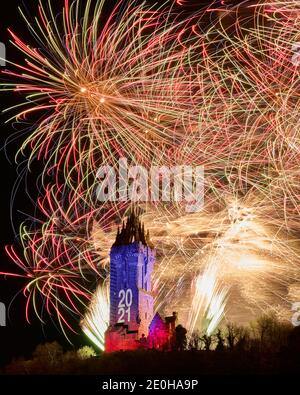 Fuegos artificiales de Hogmanay sobre el Monumento a Wallace, Stirling, Escocia. Año Nuevo 2021 Foto de stock