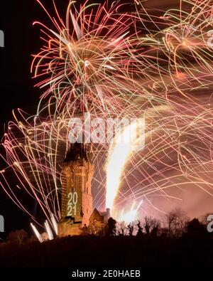 Fuegos artificiales de Hogmanay sobre el Monumento a Wallace, Stirling, Escocia. Año Nuevo 2021 Foto de stock