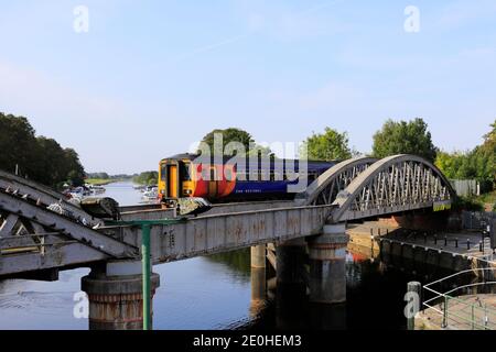 156473 East Midlands Railway Regional, en el puente del río Witham, ciudad de Boston, Condado de Lincolnshire, Inglaterra, Reino Unido Foto de stock